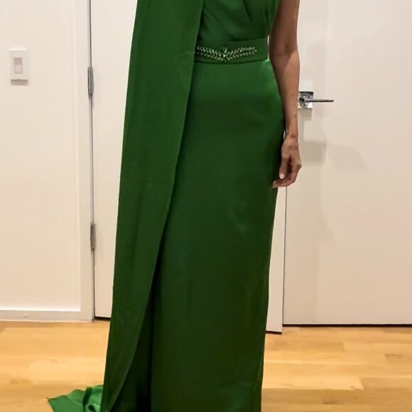 Green One Shoulder Cape Dropped Silk Gown by I.H.F Atelier - Picture 4 of 11